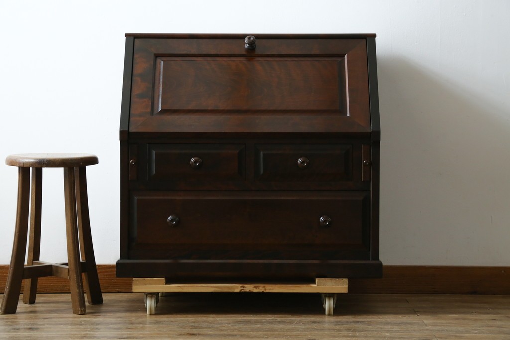 中古　北海道民芸家具　コンパクトで使い勝手の良いライティングビューロー　(R-056043)