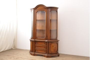 中古　美品　イタリア高級家具　丸みを帯びたデザインが優雅なキャビネット(飾り棚、ガラスケース、戸棚、収納棚)(R-056044)