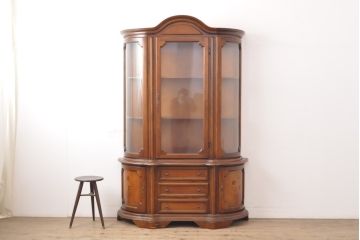 中古　美品　イタリア高級家具　丸みを帯びたデザインが優雅なキャビネット(飾り棚、ガラスケース、戸棚、収納棚)(R-056044)