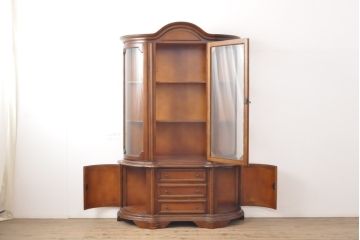中古　美品　イタリア高級家具　丸みを帯びたデザインが優雅なキャビネット(飾り棚、ガラスケース、戸棚、収納棚)(R-056044)