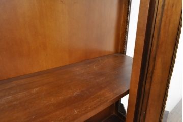中古　美品　イタリア高級家具　丸みを帯びたデザインが優雅なキャビネット(飾り棚、ガラスケース、戸棚、収納棚)(R-056044)
