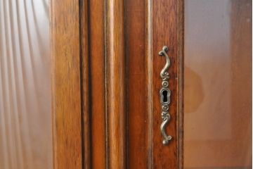 中古　美品　イタリア高級家具　丸みを帯びたデザインが優雅なキャビネット(飾り棚、ガラスケース、戸棚、収納棚)(R-056044)
