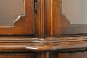 中古　美品　イタリア高級家具　丸みを帯びたデザインが優雅なキャビネット(飾り棚、ガラスケース、戸棚、収納棚)(R-056044)