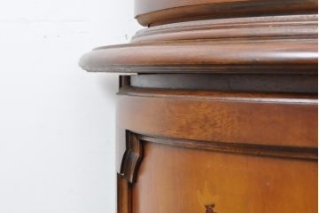 中古　美品　イタリア高級家具　丸みを帯びたデザインが優雅なキャビネット(飾り棚、ガラスケース、戸棚、収納棚)(R-056044)