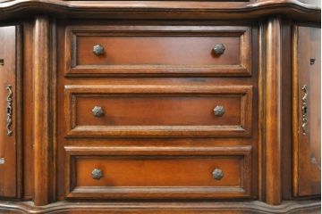 中古　美品　イタリア高級家具　丸みを帯びたデザインが優雅なキャビネット(飾り棚、ガラスケース、戸棚、収納棚)(R-056044)