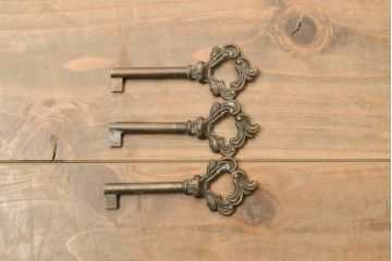 中古　美品　イタリア高級家具　丸みを帯びたデザインが優雅なキャビネット(飾り棚、ガラスケース、戸棚、収納棚)(R-056044)