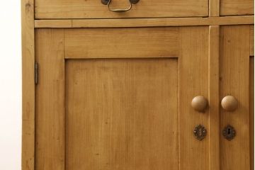 アンティーク家具　フランスアンティーク　パイン材　明るい色合いであたたかな空間を演出するキッチンキャビネット(収納棚、戸棚、食器棚)(R-056045)