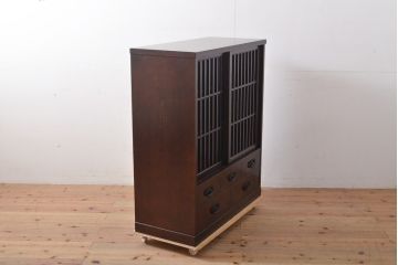 中古　美品　民芸家具　深みのある色合いが和モダンな雰囲気にピッタリな小振りな水屋箪笥収納棚(戸棚、食器棚、キャビネット)(R-056064)