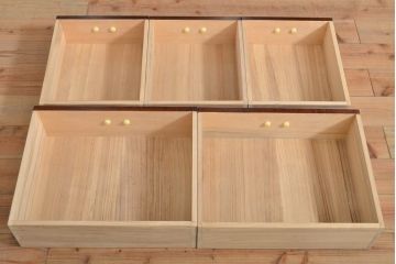 中古　美品　民芸家具　深みのある色合いが和モダンな雰囲気にピッタリな小振りな水屋箪笥収納棚(戸棚、食器棚、キャビネット)(R-056064)
