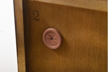中古　美品　蝦夷(えぞ)民芸家具　ナラ材　品のある佇まいが魅力的なテレビ台(戸棚、ローボード、テレビボード)(R-056065)