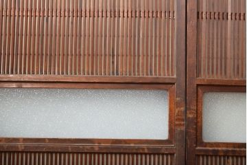 腰板欅材　裏障子付　和風の上質な味わいが漂うアンティーク格子戸4枚セット(引き戸、ガラス帯戸、建具)(R-056072)