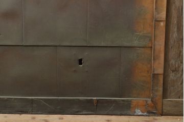 アンティーク建具　明治期　希少　窓付き!珍しい作りの銅板付き格子蔵戸(引き戸、玄関戸)(R-056075)