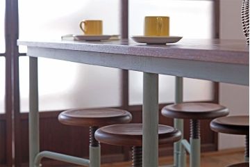 ラフジュ工房オリジナル　ユニークなデザインが魅力的な格納スツール8脚付きテーブル(8人用ダイニングテーブル、作業台、ワークスペース)(R-056077)