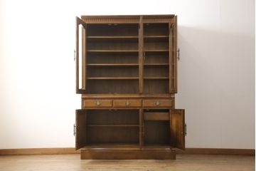 中古　美品　横浜ダニエル(daniel)　A-203　珍しいライトブラウン色が魅力!　優雅な佇まいが上品なチャイナキャビネット(食器棚、収納棚)(定価約84万円)(R-056091)