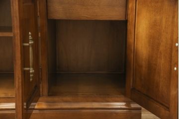 中古　美品　横浜ダニエル(daniel)　A-203　珍しいライトブラウン色が魅力!　優雅な佇まいが上品なチャイナキャビネット(食器棚、収納棚)(定価約84万円)(R-056091)