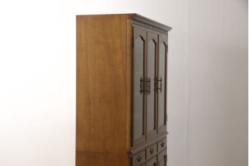 中古　美品　横浜ダニエル(daniel)　A-203　珍しいライトブラウン色が魅力!　優雅な佇まいが上品なチャイナキャビネット(食器棚、収納棚)(定価約84万円)(R-056091)