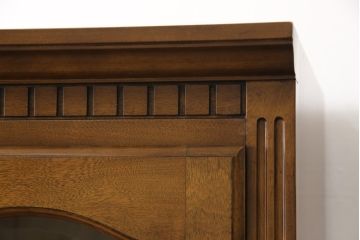 中古　美品　横浜ダニエル(daniel)　A-203　珍しいライトブラウン色が魅力!　優雅な佇まいが上品なチャイナキャビネット(食器棚、収納棚)(定価約84万円)(R-056091)