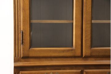 中古　美品　横浜ダニエル(daniel)　A-203　珍しいライトブラウン色が魅力!　優雅な佇まいが上品なチャイナキャビネット(食器棚、収納棚)(定価約84万円)(R-056091)