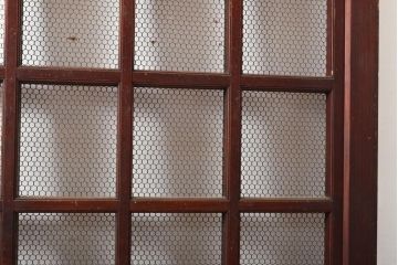 腰板欅材　錠前金具がおしゃれ!明治期のアンティーク格子蔵戸1枚(きつね格子、狐格子、引き戸、玄関ドア、和風玄関扉、建具、格子戸、マス目、升目)(R-056093)