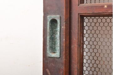 腰板欅材　錠前金具がおしゃれ!明治期のアンティーク格子蔵戸1枚(きつね格子、狐格子、引き戸、玄関ドア、和風玄関扉、建具、格子戸、マス目、升目)(R-056093)