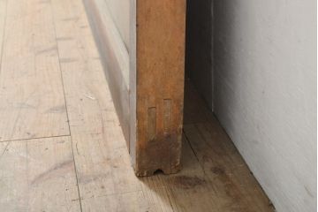 腰板欅材　錠前金具がおしゃれ!明治期のアンティーク格子蔵戸1枚(きつね格子、狐格子、引き戸、玄関ドア、和風玄関扉、建具、格子戸、マス目、升目)(R-056093)