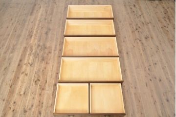 中古　美品　横浜クラシック家具　ダニエル(Daniel)　木のあたたかみを感じる上品な縦型チェスト(引き出し、洋服タンス、和たんす、和タンス)(R-056103)