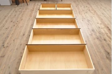 中古　美品　横浜クラシック家具　ダニエル(Daniel)　木のあたたかみを感じる上品な縦型チェスト(引き出し、洋服タンス、和たんす、和タンス)(R-056103)