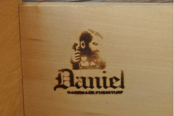 中古　美品　横浜クラシック家具　ダニエル(Daniel)　木のあたたかみを感じる上品な縦型チェスト(引き出し、洋服タンス、和たんす、和タンス)(R-056103)