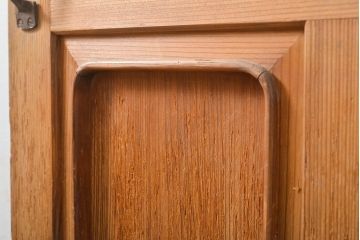 杉材　モールディング入りの凝ったデザイン!ガラス窓付きアンティークドア1枚(扉、木製建具)(R-056105)