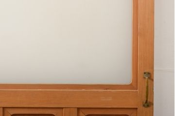 杉材　モールディング入りの凝ったデザイン!ガラス窓付きアンティークドア1枚(扉、木製建具)(R-056105)