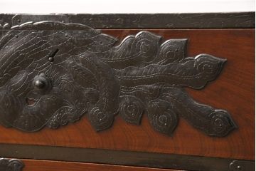 和製アンティーク　明治期　前面ケヤキ材　重厚感ある金具が立派な刀箪笥(時代箪笥、ローボード、ローチェスト、テレビ台)(R-056138)