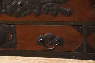 和製アンティーク　明治期　前面ケヤキ材　重厚感ある金具が立派な刀箪笥(時代箪笥、ローボード、ローチェスト、テレビ台)(R-056138)