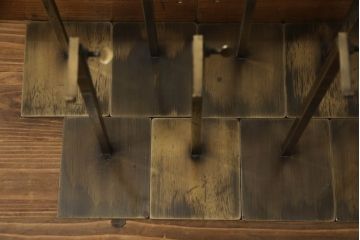 中古　アンティーク調　古美色(こびしょく)　シャビーな風合いがレトロな雰囲気を高めるディスプレイスタンド9台セット(アクセサリースタンド、バックスタンド、かばんスタンド、バックホルダー、鞄掛け、店舗什器)(R-056144)