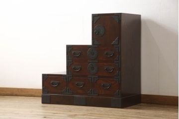 中古　美品　岩谷堂箪笥　和モダンなあられ紋様の金具がおしゃれな階段箪笥(民芸箪笥、収納箪笥、和タンス)(R-056146)