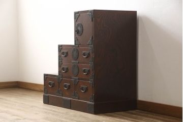 中古　美品　岩谷堂箪笥　和モダンなあられ紋様の金具がおしゃれな階段箪笥(民芸箪笥、収納箪笥、和タンス)(R-056146)