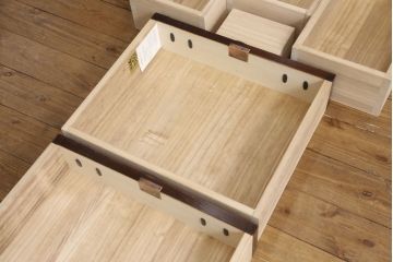中古　美品　岩谷堂箪笥　和モダンなあられ紋様の金具がおしゃれな階段箪笥(民芸箪笥、収納箪笥、和タンス)(R-056146)