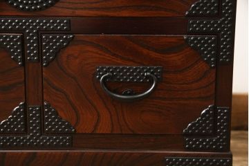 中古　美品　岩谷堂箪笥　和モダンなあられ紋様の金具がおしゃれな階段箪笥(民芸箪笥、収納箪笥、和タンス)(R-056146)