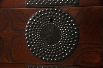 中古　美品　岩谷堂箪笥　和モダンなあられ紋様の金具がおしゃれな階段箪笥(民芸箪笥、収納箪笥、和タンス)(R-056146)