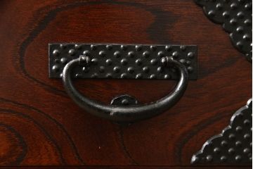 中古　美品　岩谷堂箪笥　和モダンなあられ紋様の金具がおしゃれな階段箪笥(民芸箪笥、収納箪笥、和タンス)(R-056146)