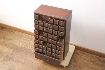 和製アンティーク　明治期　総桐材　小物収納にうってつけ!味わい深い佇まいが魅力の薬箪笥(薬タンス、百目箪笥、たんす、引き出し大1杯、小48杯)(R-056147)