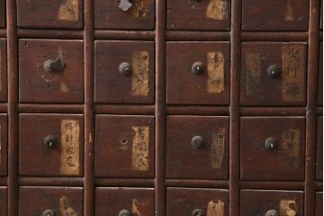 和製アンティーク　明治期　総桐材　小物収納にうってつけ!味わい深い佇まいが魅力の薬箪笥(薬タンス、百目箪笥、たんす、引き出し大1杯、小48杯)(R-056147)