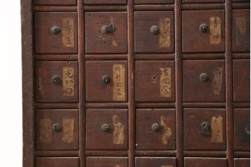 和製アンティーク　明治期　総桐材　小物収納にうってつけ!味わい深い佇まいが魅力の薬箪笥(薬タンス、百目箪笥、たんす、引き出し大1杯、小48杯)(R-056147)