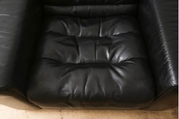 中古　デセデ(de Sede)　本革　ブラック色　高級感溢れる佇まいが美しい1人掛けレザーソファ(定価約60万円)(アームチェア、一人掛けソファ、黒)(R-056153)
