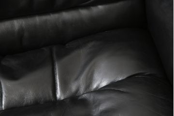 中古　デセデ(de Sede)　本革　ブラック色　高級感溢れる佇まいが美しい1人掛けレザーソファ(定価約60万円)(アームチェア、一人掛けソファ、黒)(R-056153)