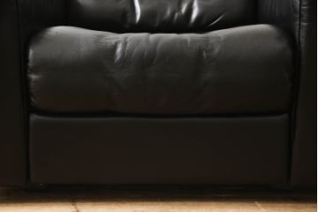 中古　デセデ(de Sede)　本革　ブラック色　高級感溢れる佇まいが美しい1人掛けレザーソファ(定価約60万円)(アームチェア、一人掛けソファ、黒)(R-056153)