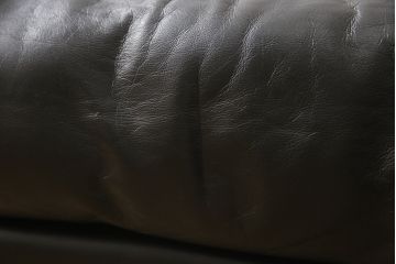 中古　デセデ(de Sede)　本革　ブラック色　高級感溢れる佇まいが美しい1人掛けレザーソファ(定価約60万円)(アームチェア、一人掛けソファ、黒)(R-056153)