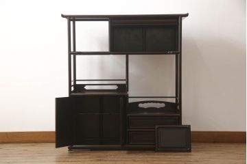 和製アンティーク　昭和中期　紫檀(シタン)材　透かし彫りが目を引く上品でモダンな佇まいの飾り棚(茶棚、戸棚、収納棚)(R-056155)