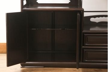 和製アンティーク　昭和中期　紫檀(シタン)材　透かし彫りが目を引く上品でモダンな佇まいの飾り棚(茶棚、戸棚、収納棚)(R-056155)