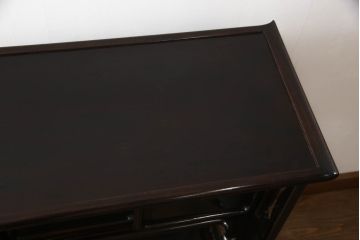 和製アンティーク　昭和中期　紫檀(シタン)材　透かし彫りが目を引く上品でモダンな佇まいの飾り棚(茶棚、戸棚、収納棚)(R-056155)