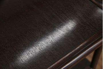 和製アンティーク　昭和中期　紫檀(シタン)材　透かし彫りが目を引く上品でモダンな佇まいの飾り棚(茶棚、戸棚、収納棚)(R-056155)